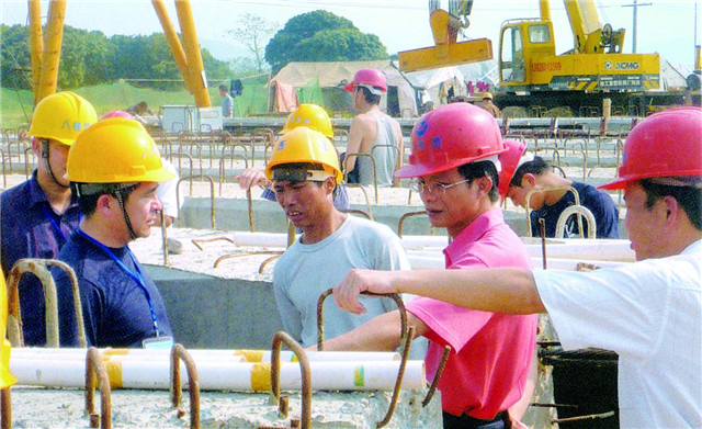 2009年，楊川（前右二）在玉鐵七標施工現場(chǎng)了解技術(shù)應用情況.jpg
