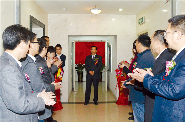 2012年10月，在西部同力機械設備公司揭牌儀式上，楊川（中）致辭.jpg