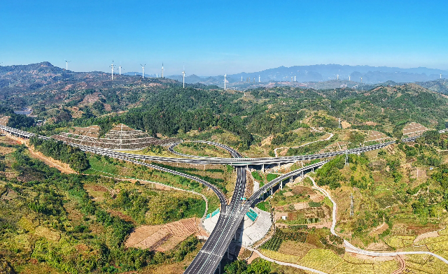 恭城互通四通八達，架起少數民族地區高質(zhì)量發(fā)展的希望。 (1).jpg